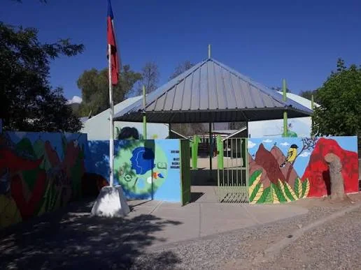 Acceso de la Escuela Berta Hidalgo Barahona con portón y murales