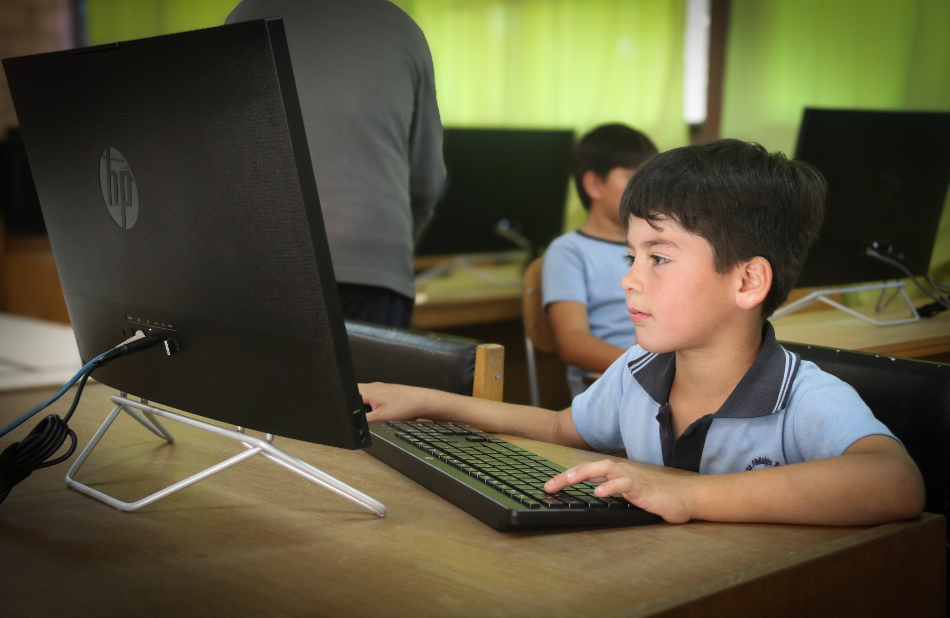 Estudiante de la escuela usando los nuevos computadores de la sala de Enlaces